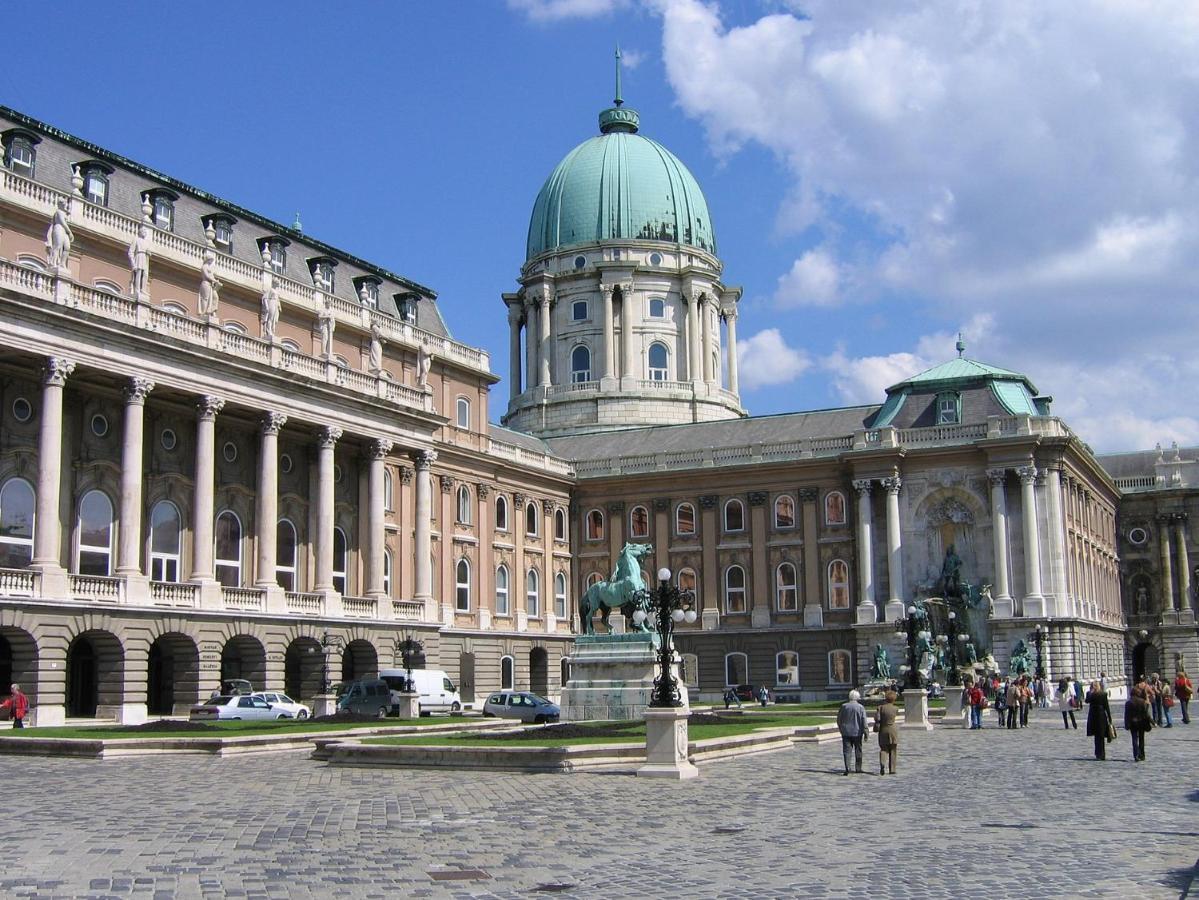 Premium Buda Castle Apartment Budapest Bagian luar foto